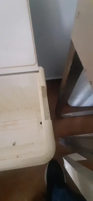 Nevera azul y blanca