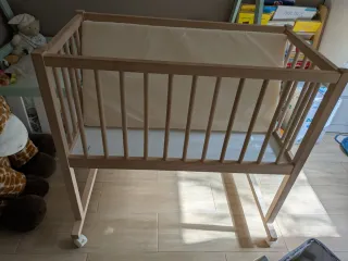 Minicuna de madera con ruedas