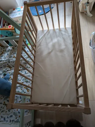 Minicuna de madera con ruedas