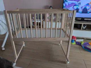 Minicuna de madera con ruedas