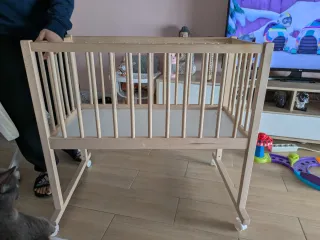 Minicuna de madera con ruedas