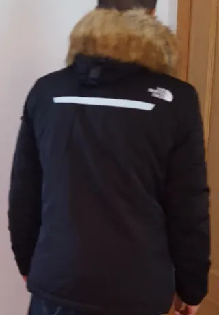 Chaqueta North Face negra.