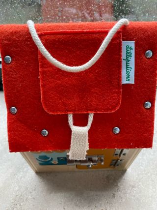 Casita de madera con cerraduras