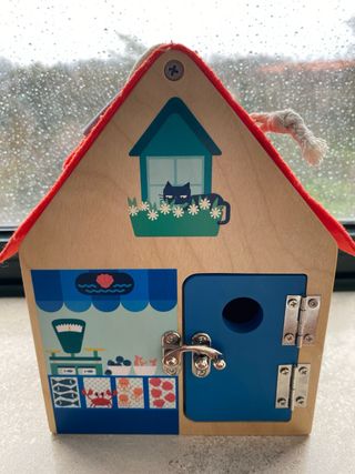 Casita de madera con cerraduras