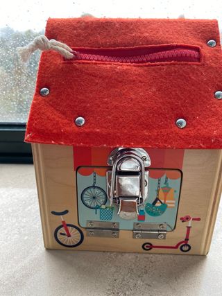 Casita de madera con cerraduras