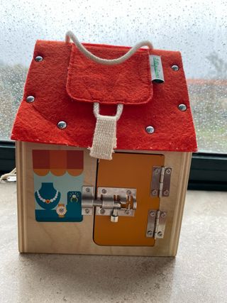 Casita de madera con cerraduras