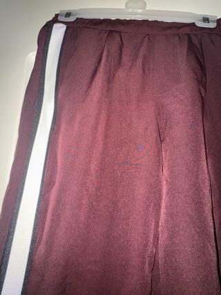 Pantalones granates con raya lateral