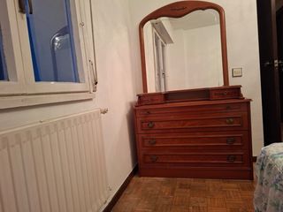 Cómoda de madera con espejo