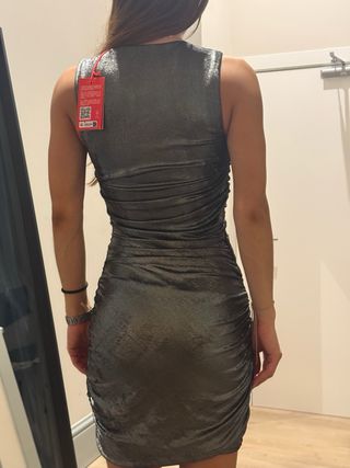 Vestido Diesel plateado con etiqueta