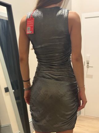 Vestido Diesel plateado con etiqueta