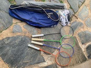 Juego bádminton con dos raquetas + 4 raquetas