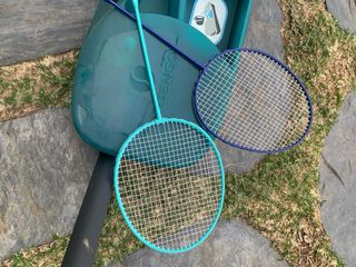 Juego bádminton con dos raquetas + 4 raquetas