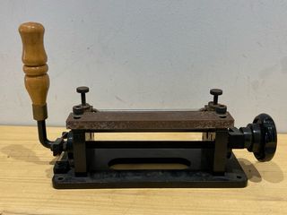 Máquina manual para dividir tiras de cuero