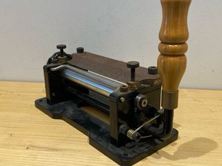 Máquina manual para dividir tiras de cuero