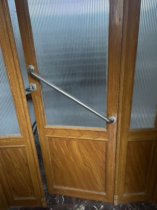 Puerta de madera y cristal