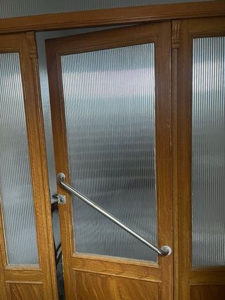 Puerta de madera y cristal