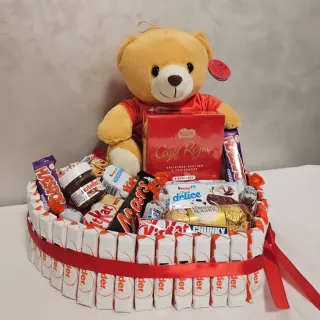 Cesta de chocolates y peluche