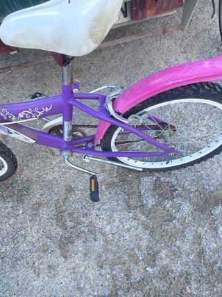 Bicicleta infantil morada con cesta