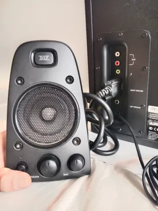 Altavoces Logitech Z623 - 200W Potencia increíble