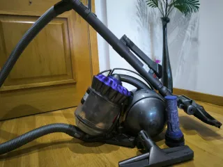 Aspirador Dyson (falta motor y filtro)