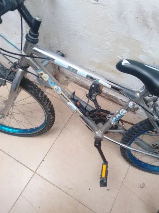 Bicicleta Rockrider Blanca y Azul