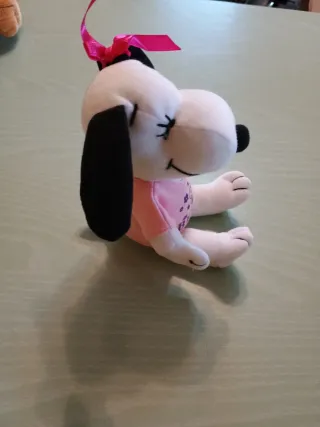 Peluche Snoopy Belle con lazo rosa