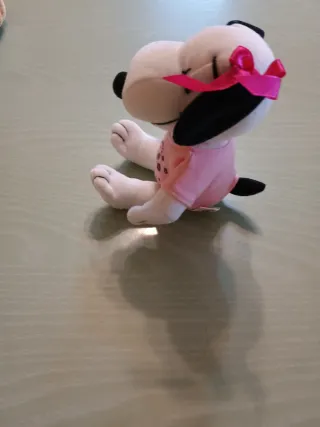 Peluche Snoopy Belle con lazo rosa