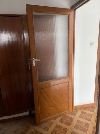 Puerta madera con cristal