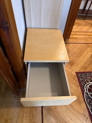 Mesita de noche ikea en perfecto estado de madera
