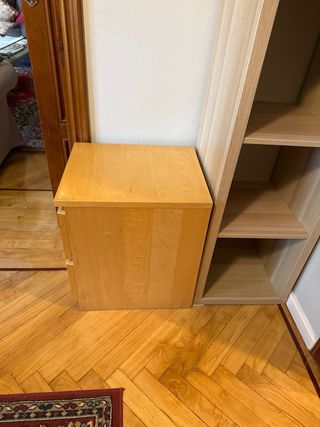 Mesita de noche ikea en perfecto estado de madera