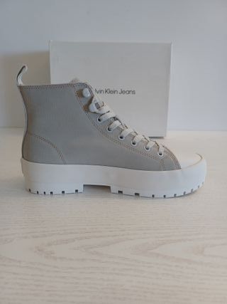 Calvin Klein Hybrid Laceup Suede Mid Top T39