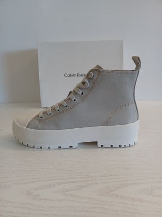 Calvin Klein Hybrid Laceup Suede Mid Top T39