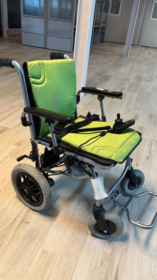 Silla de ruedas eléctrica plegable