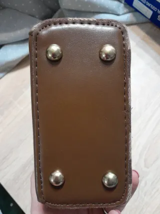 Bolso de mano con llavero de conejo