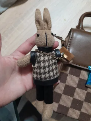 Bolso de mano con llavero de conejo