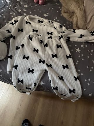 Pijama blanco con lazos negros