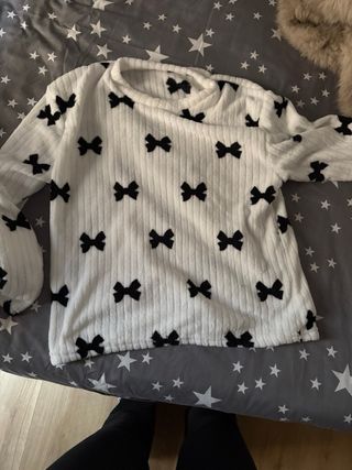 Pijama blanco con lazos negros