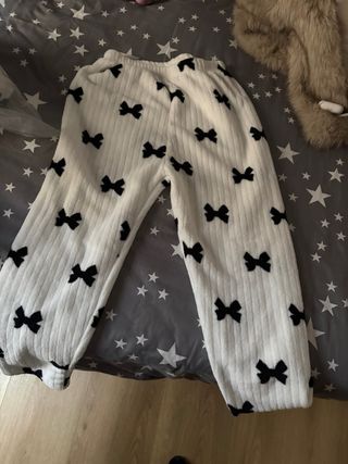 Pijama blanco con lazos negros