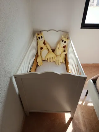 Cuna blanca con chichonera