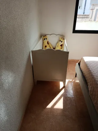 Cuna blanca con chichonera