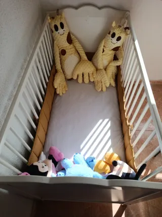 Cuna blanca con chichonera