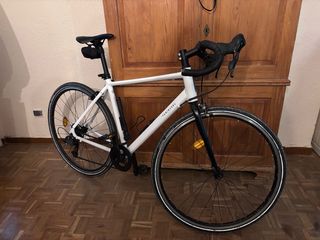 Bicicleta de carretera blanca Van Rysel talla M