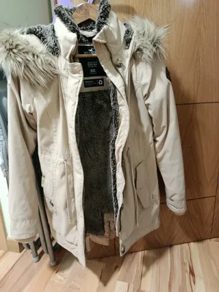 Abrigo Hollister Beige con Capucha y Pelo