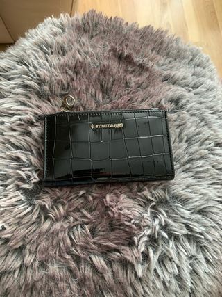 Cartera Stradivarius negra efecto cocodrilo