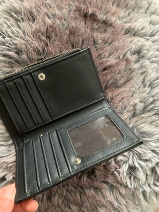 Cartera Stradivarius negra efecto cocodrilo