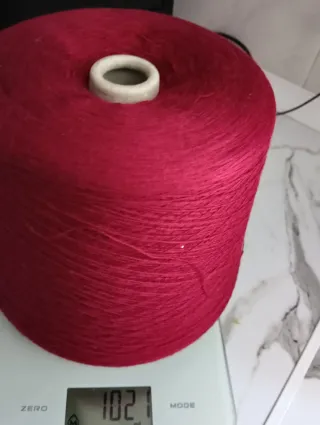 Ovillos de lana azul y roja