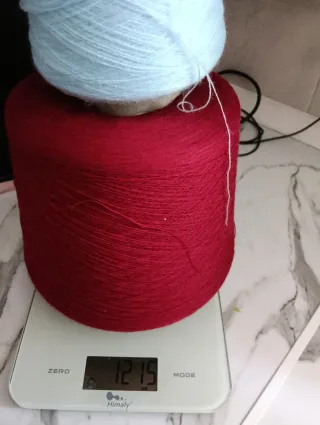 Ovillos de lana azul y roja