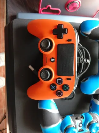 Consola PS4 + 3 Mandos