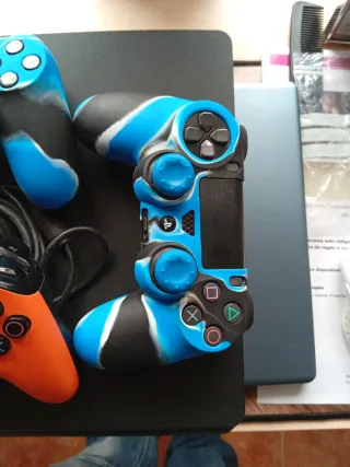 Consola PS4 + 3 Mandos