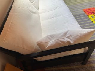 Sofá Cama Madera Negra y Tela Blanca